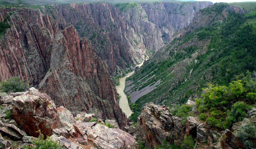 Majestic canyon landscape with rugged cliffs and winding river, ideal for travel and outdoor adventures.