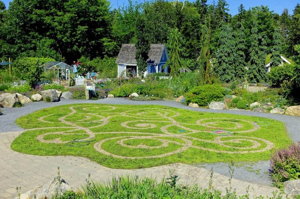 Colorful outdoor garden with labyrinth maze and lush greenery, perfect for family fun and nature exploration.
