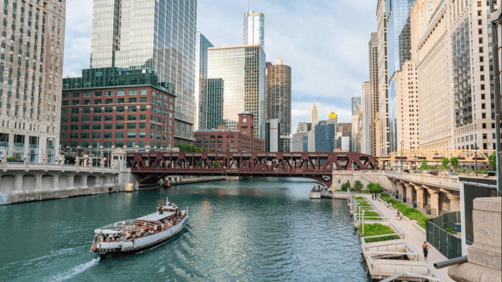 90-Minute Chicago River Architecture Tour