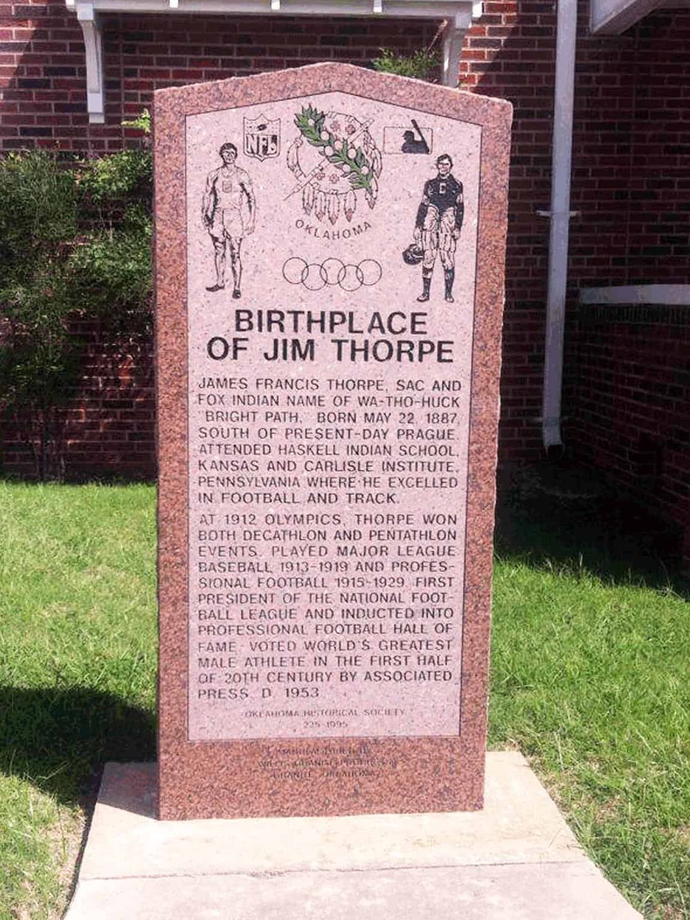 Historical marker commemorating Jim Thorpe’s birthplace in Oklahoma, highlighting his athletic legacy and achievements.