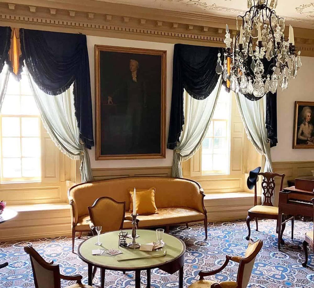 Elegant historical interior featuring vintage furniture, chandelier, and classic decor, perfect for a luxurious experience.