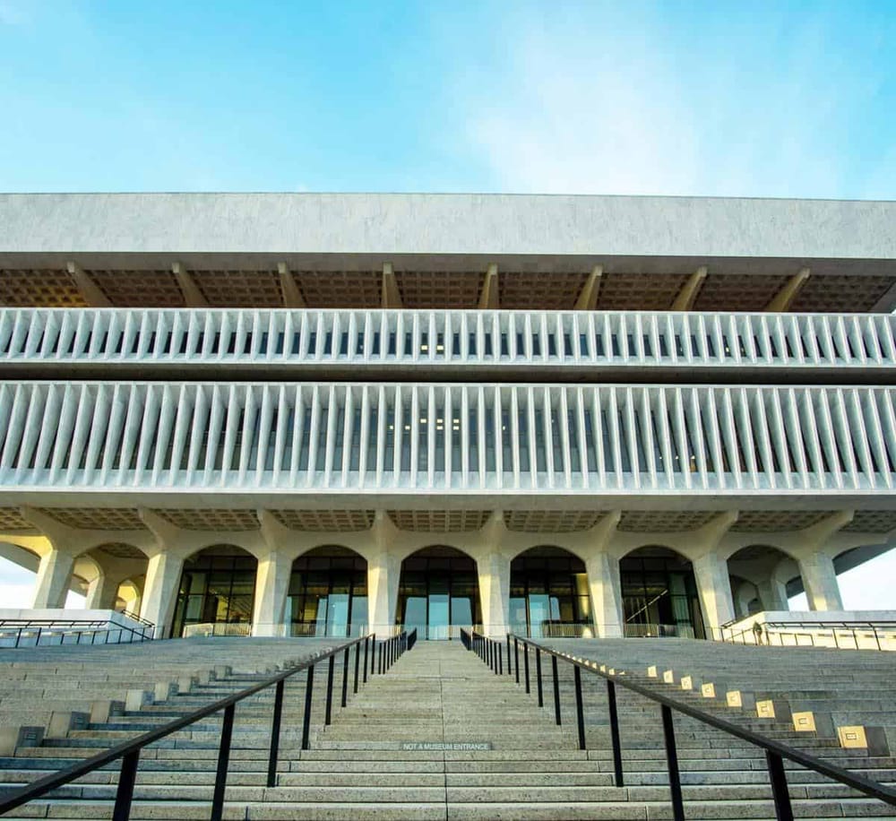 Modern government building with architectural details and clear entrance, perfect for navigation and professional visits.