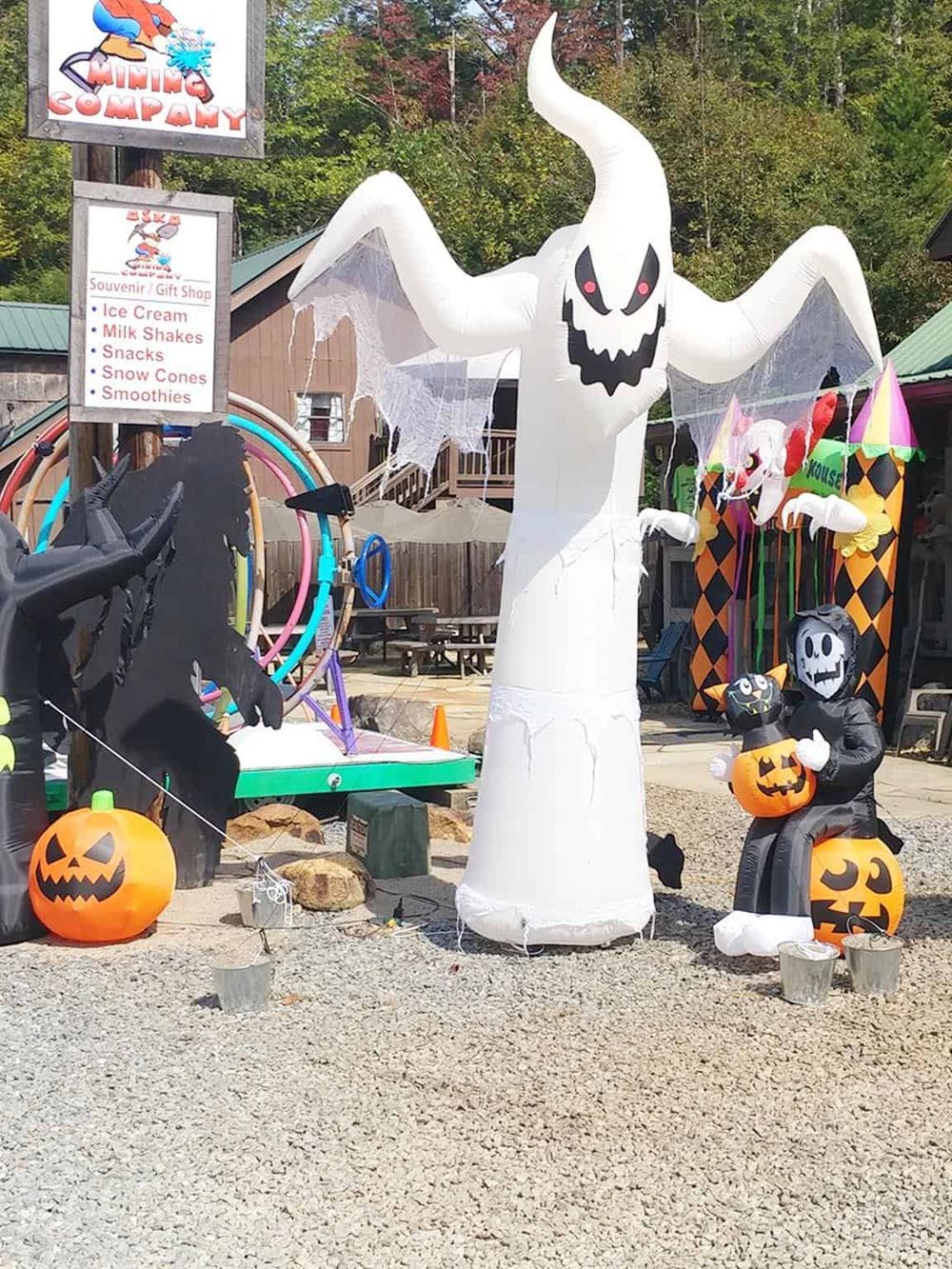 Spooky Halloween inflatable decorations with ghosts and pumpkins for festive outdoor display.