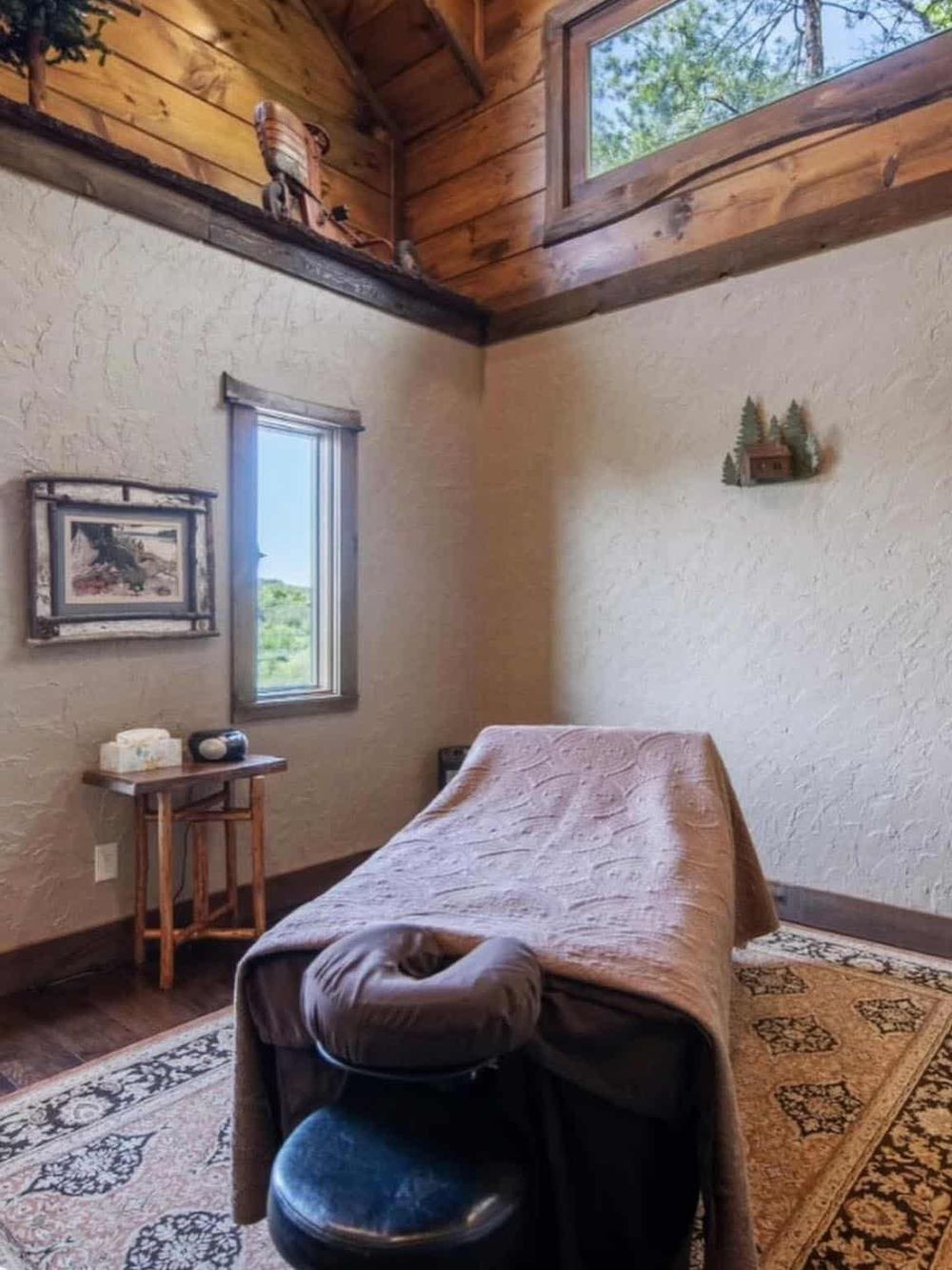 Cozy mountain retreat room with rustic wooden accents and natural light, ideal for relaxation and adventure explorers.