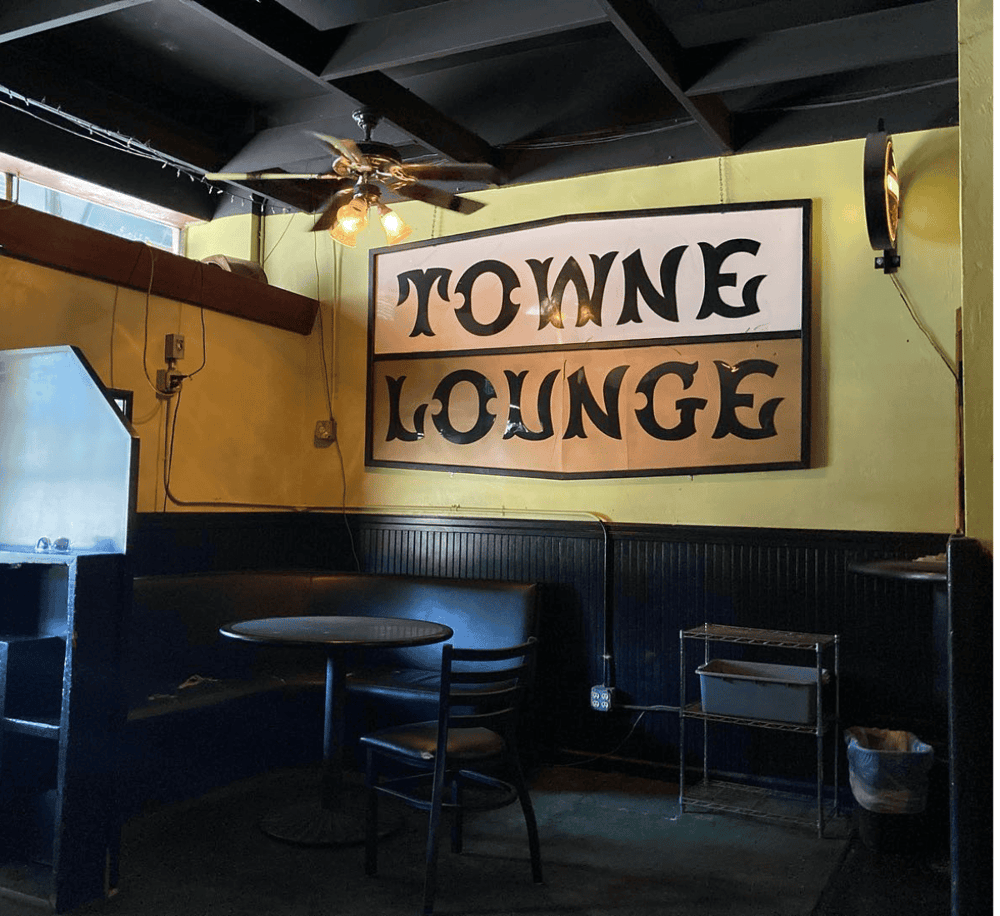 Quiet lounge area with cozy seating at Towne Lounge for relaxation and socializing.