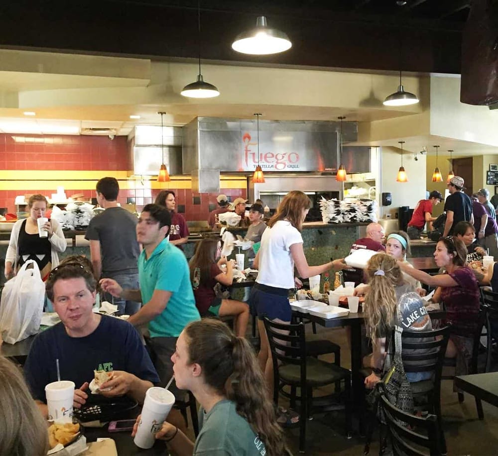 Crowded informal dining restaurant showcasing family-friendly atmosphere and busy atmosphere.