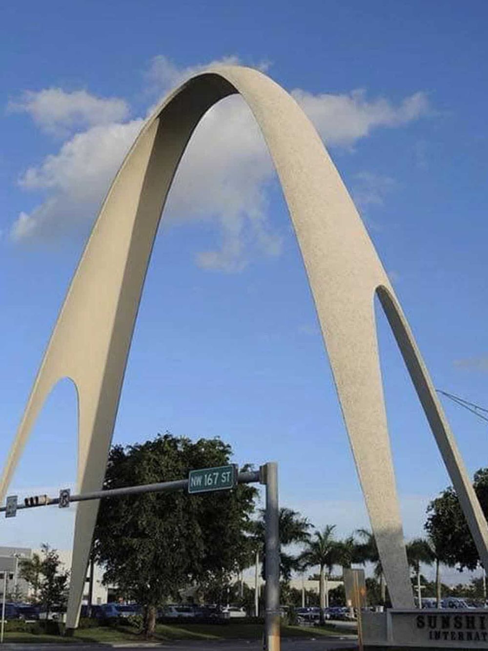 Iconic Gateway Arch in St. Louis, Missouri, symbolizing American westward expansion and popular travel destination.