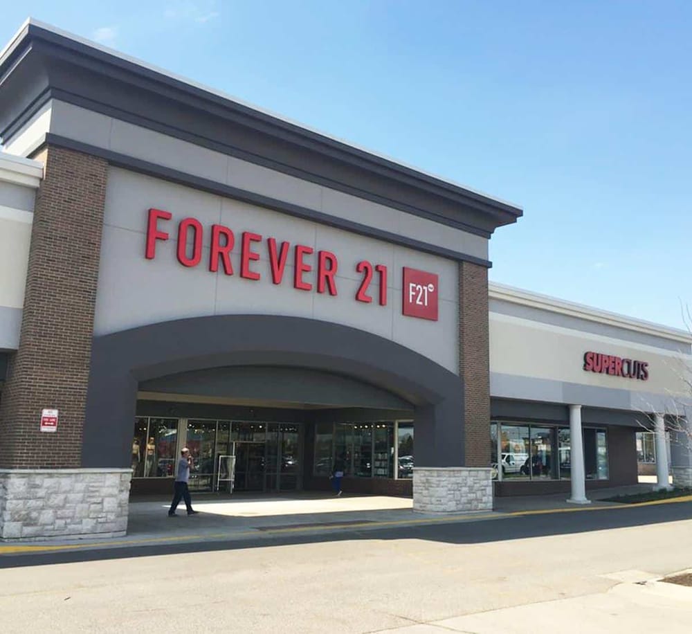 Bright Forever 21 store exterior, fashion retail shopping mall, city shopping destination.