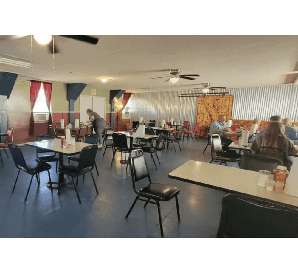 Comfortable restaurant dining area with tables and chairs, welcoming environment for casual meals.