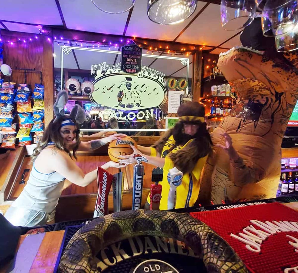 Gettysburg-navy-colorful-bar-party-people-fun.