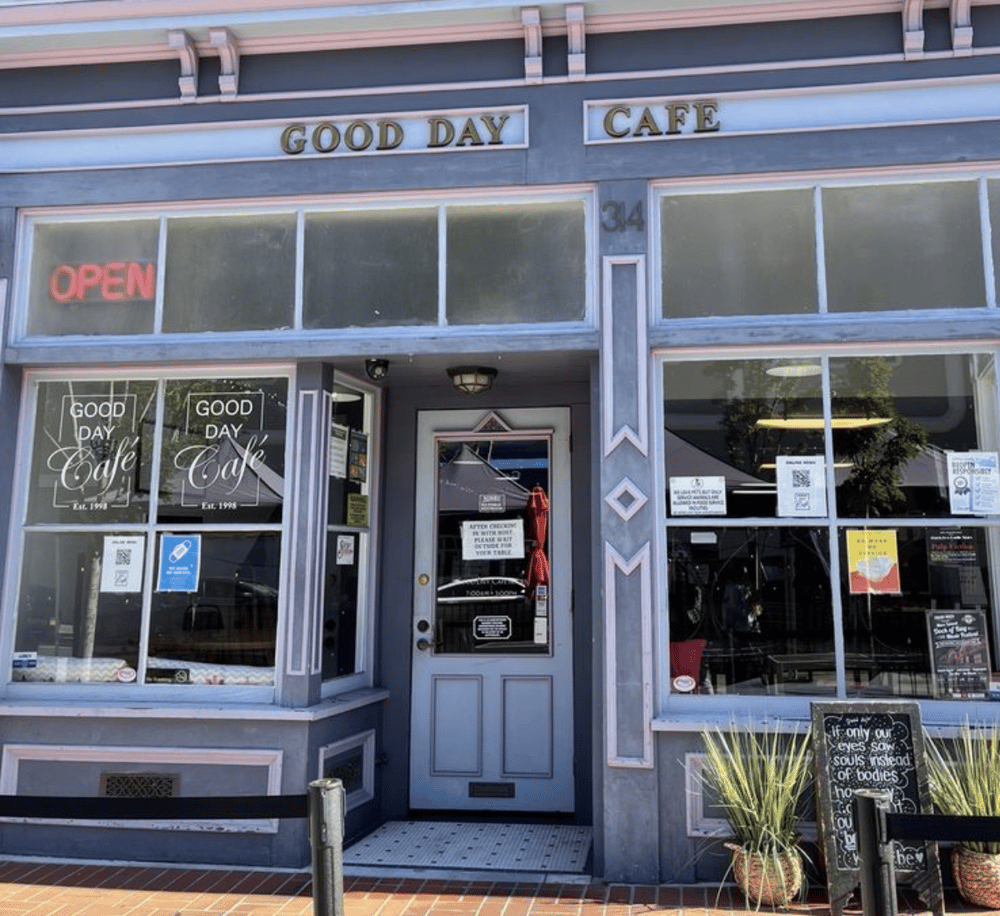 Cozy downtown cafe with welcoming atmosphere, open for breakfast and lunch. Perfect spot for coffee, snacks, and local flavors.