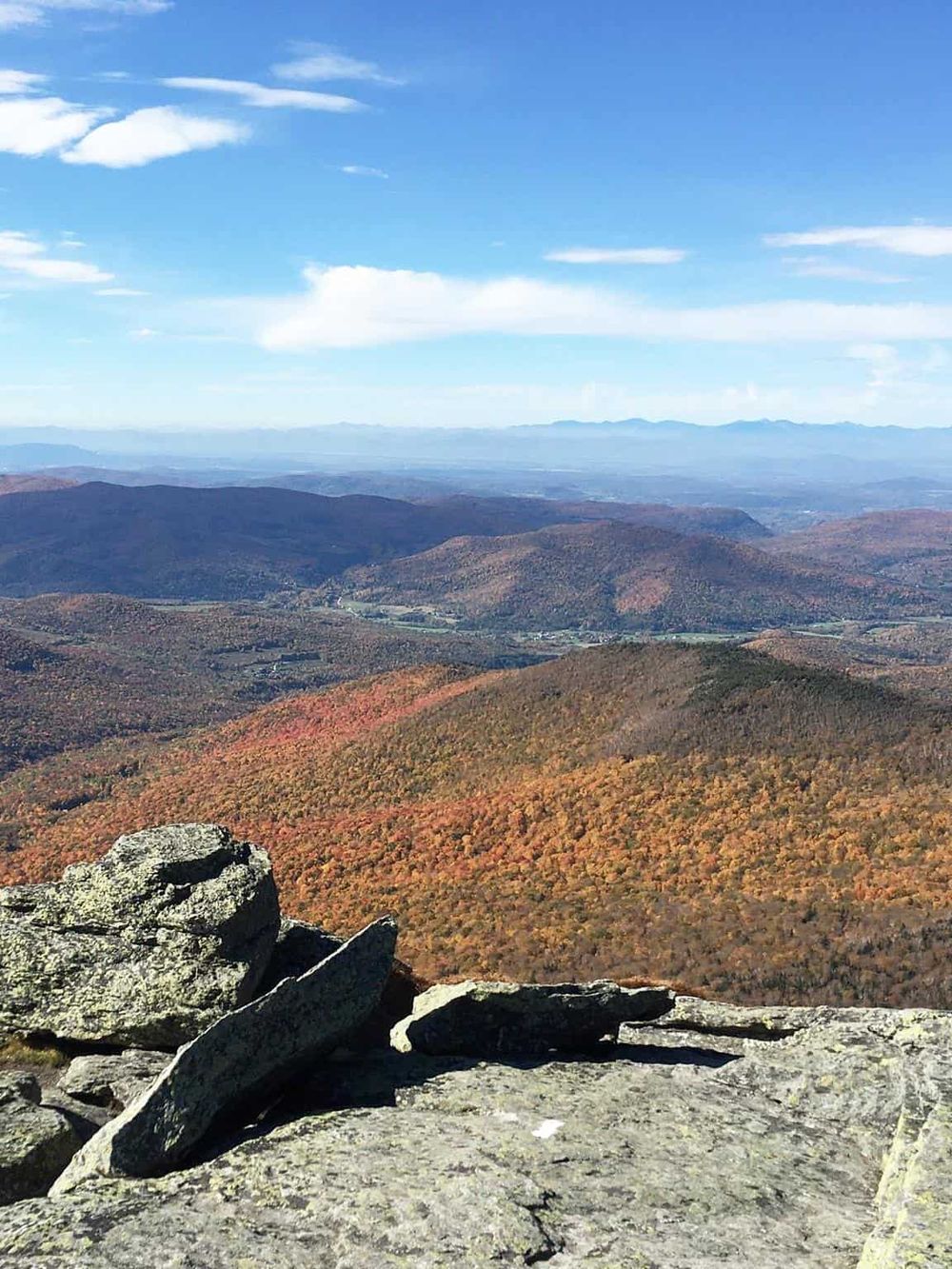 Breathtaking mountain landscape with fall foliage and vast sky view, ideal for adventure and outdoor exploration.