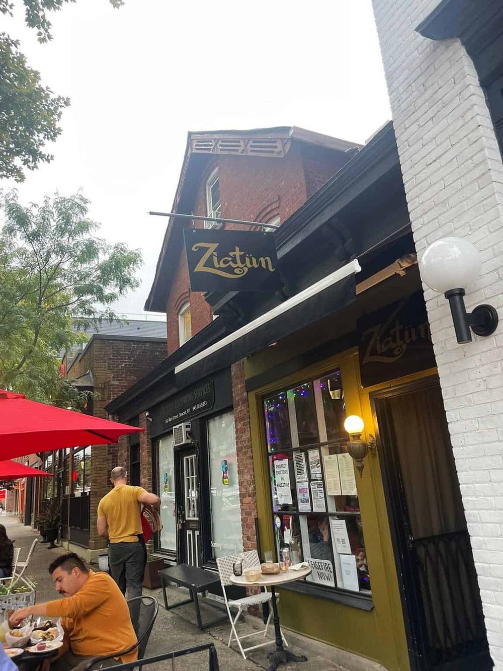 Cozy downtown restaurant Ziatun with outdoor seating for a delightful dining experience.