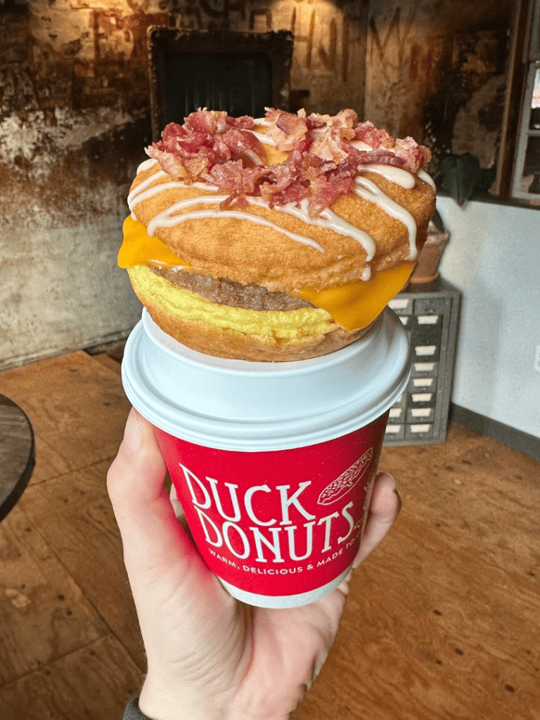 超豪华汉堡配烤肉、奶酪和蟹肉，软香面包搭配特色酱料，诱人美味。.