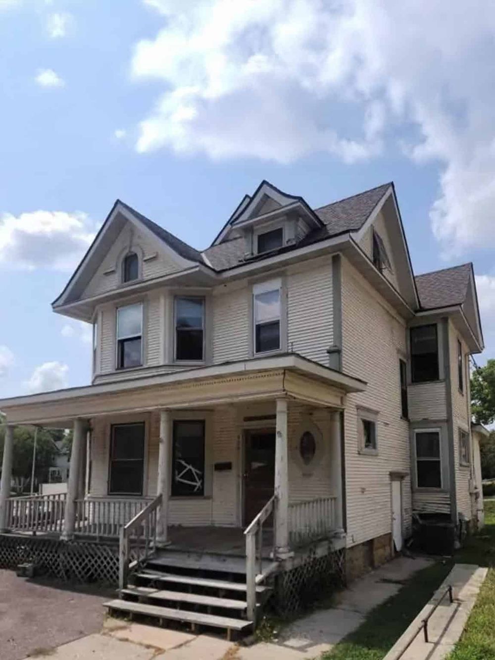 Haunted house with eerie boarded-up windows and a spooky, dilapidated porch. Perfect for ghost stories and Halloween decorations.