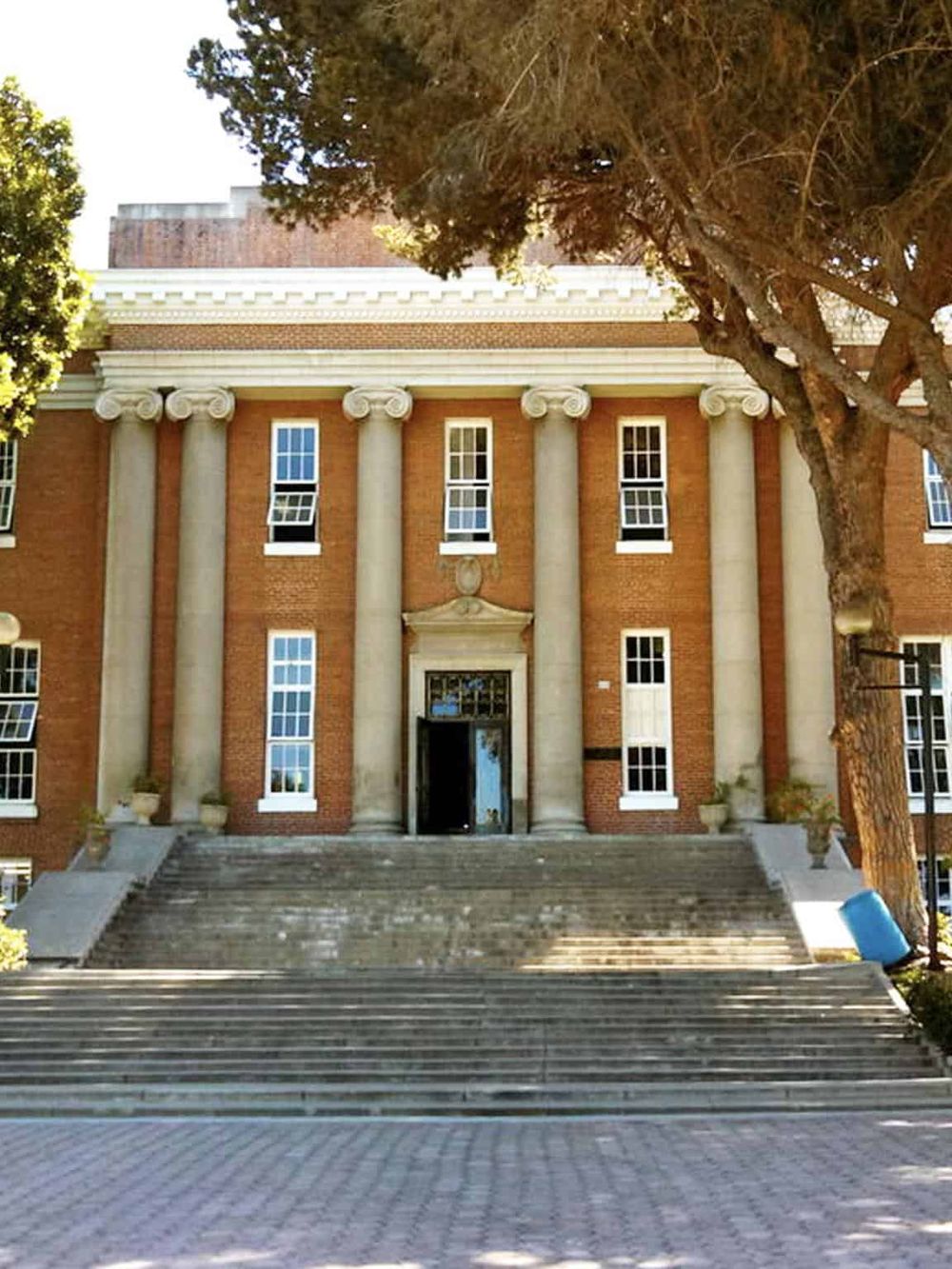 Historic courthouse building with classical columns and steps, emphasizing architecture and legal history.