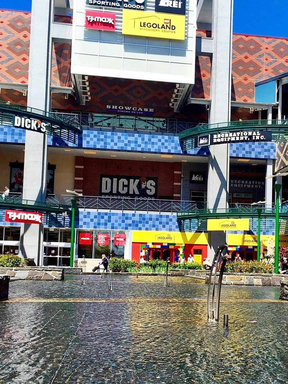 Modern shopping mall with LEGOLAND Discovery Center, Dick's Sporting Goods, and recreational facilities.