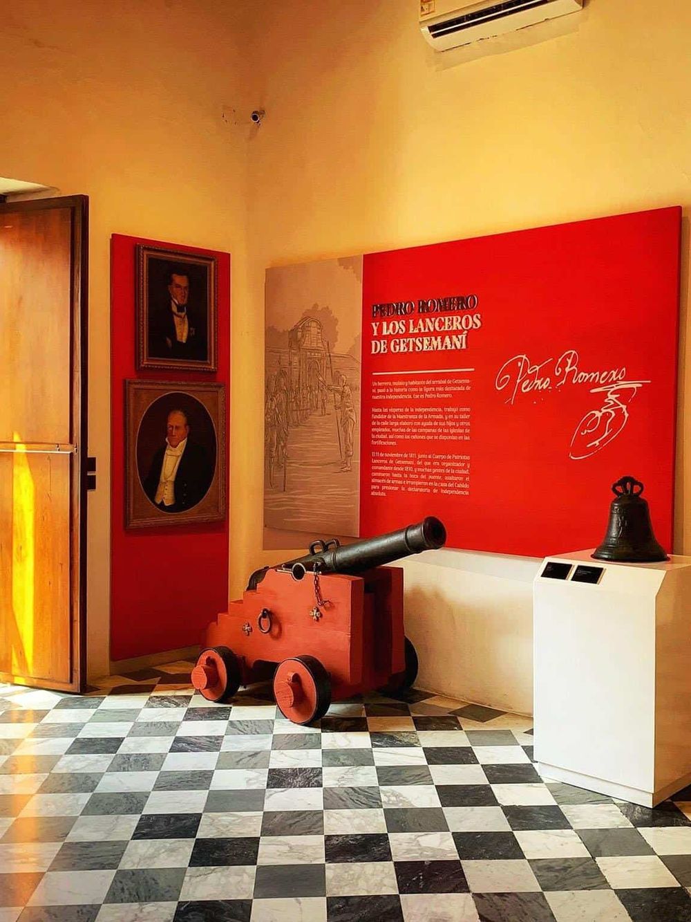 Historical cannon display at Pedro Romero museum in Geksemani.