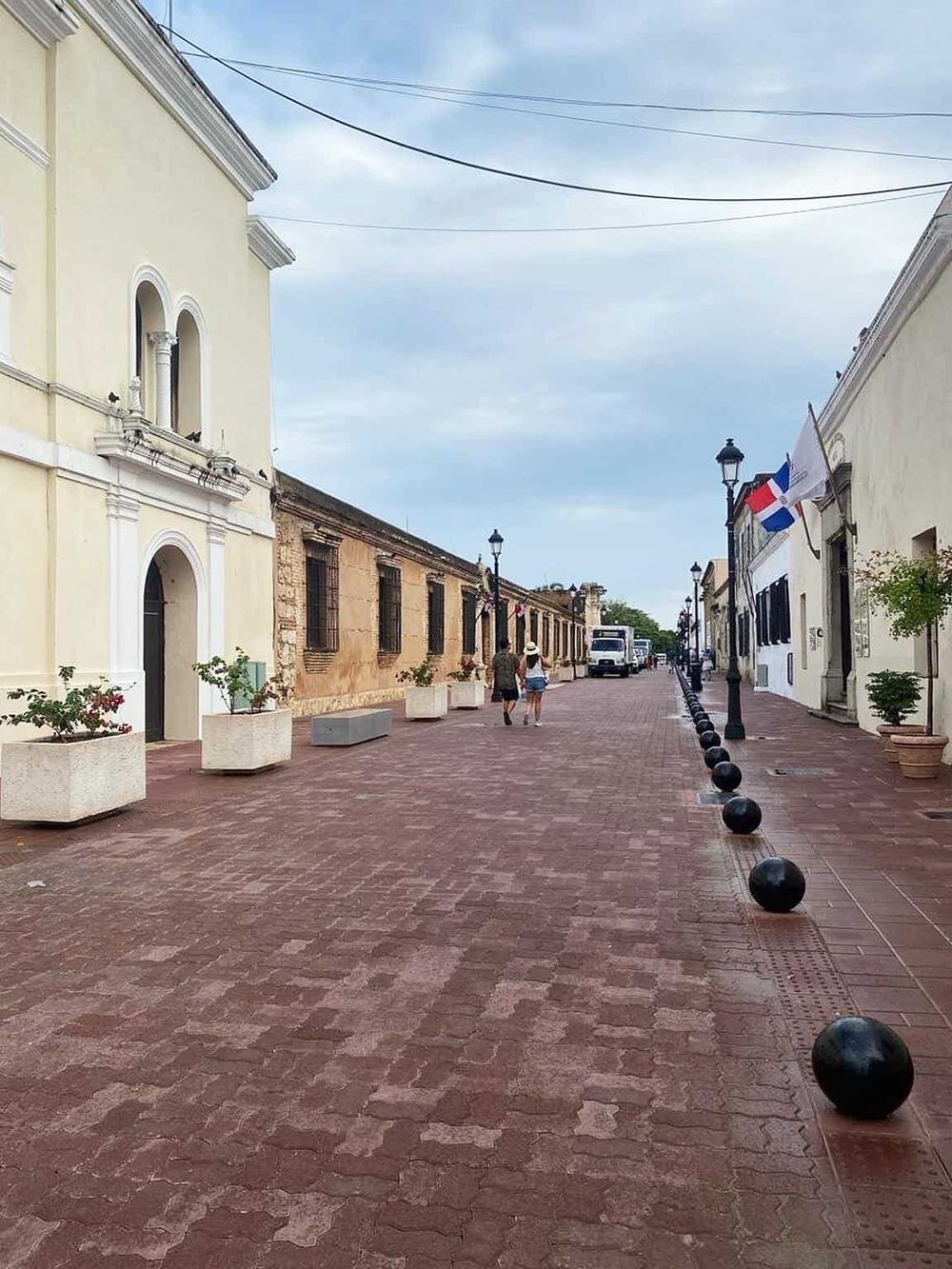 Colorful historic street in San Miguel de Allende, Mexico, with colonial architecture and vibrant atmosphere.