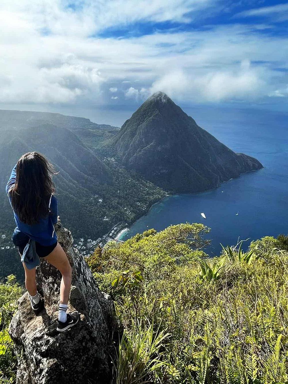 Breathtaking view of the Pali Mountain and turquoise waters in Maui, Hawaii.