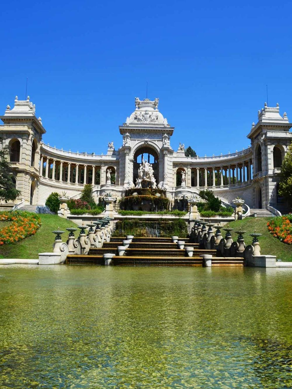 Majestic historic palace with ornate fountains and lush gardens, a top destination for travelers exploring architectural beauty.