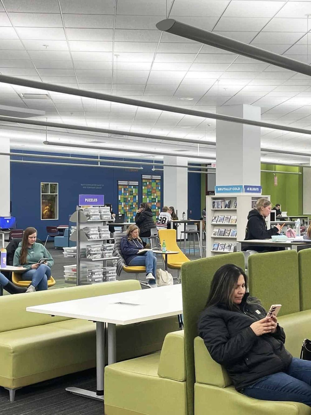 Comfortable lounge area at QuestForDirections, a welcoming space for travelers to relax and plan their routes.