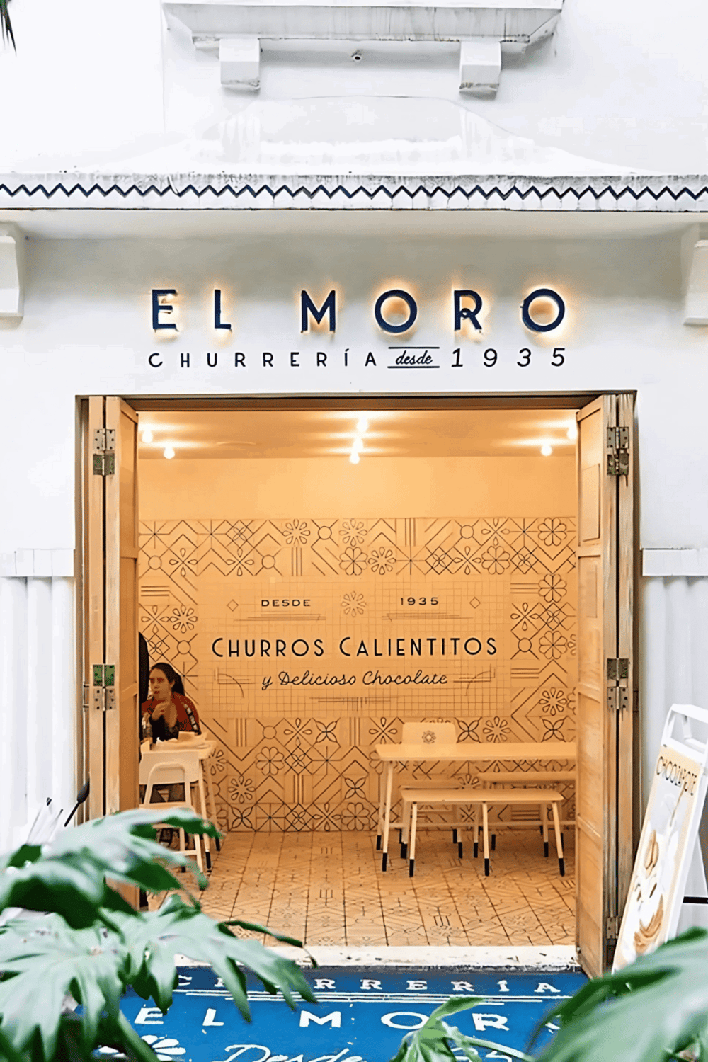 Classic Churrería El Moro, serving delicious churros since 1935 in a cozy, inviting atmosphere.