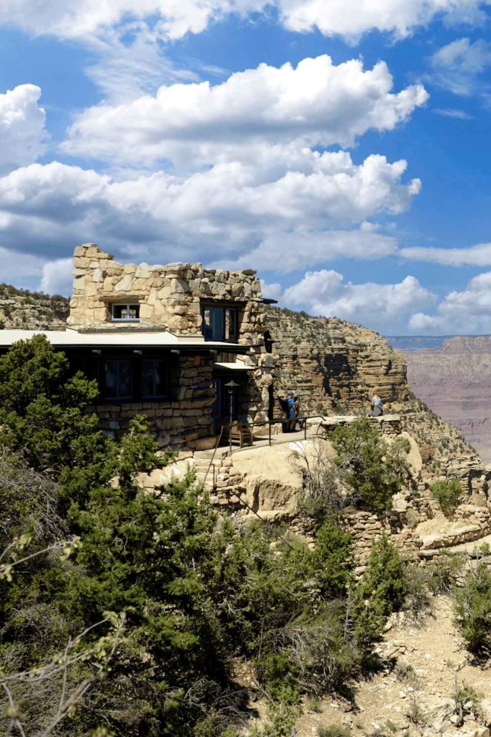 Stunning cliffside house with scenic Grand Canyon views, ideal for adventure seekers and nature lovers.