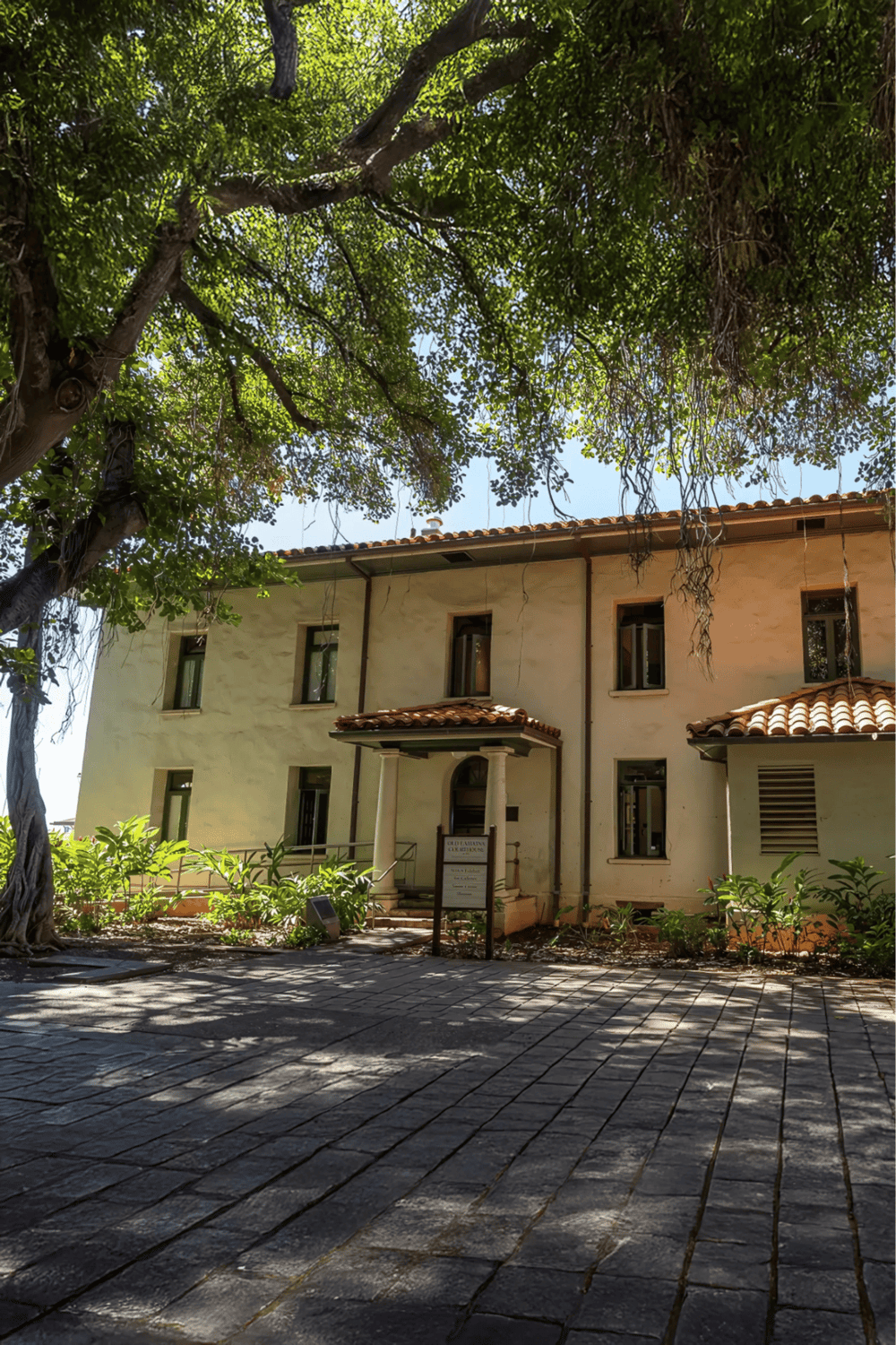Historic building with lush trees, perfect for guided tours and sightseeing.