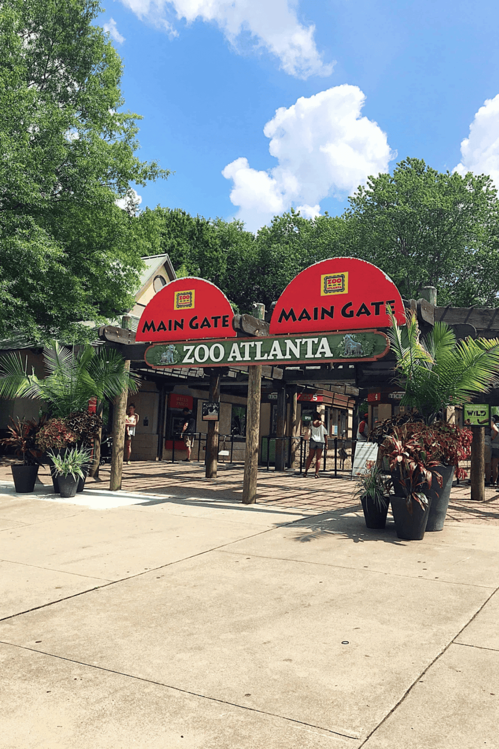 Zoo Atlanta main entrance, family-friendly Atlanta zoo, famous for animal exhibits and educational programs.