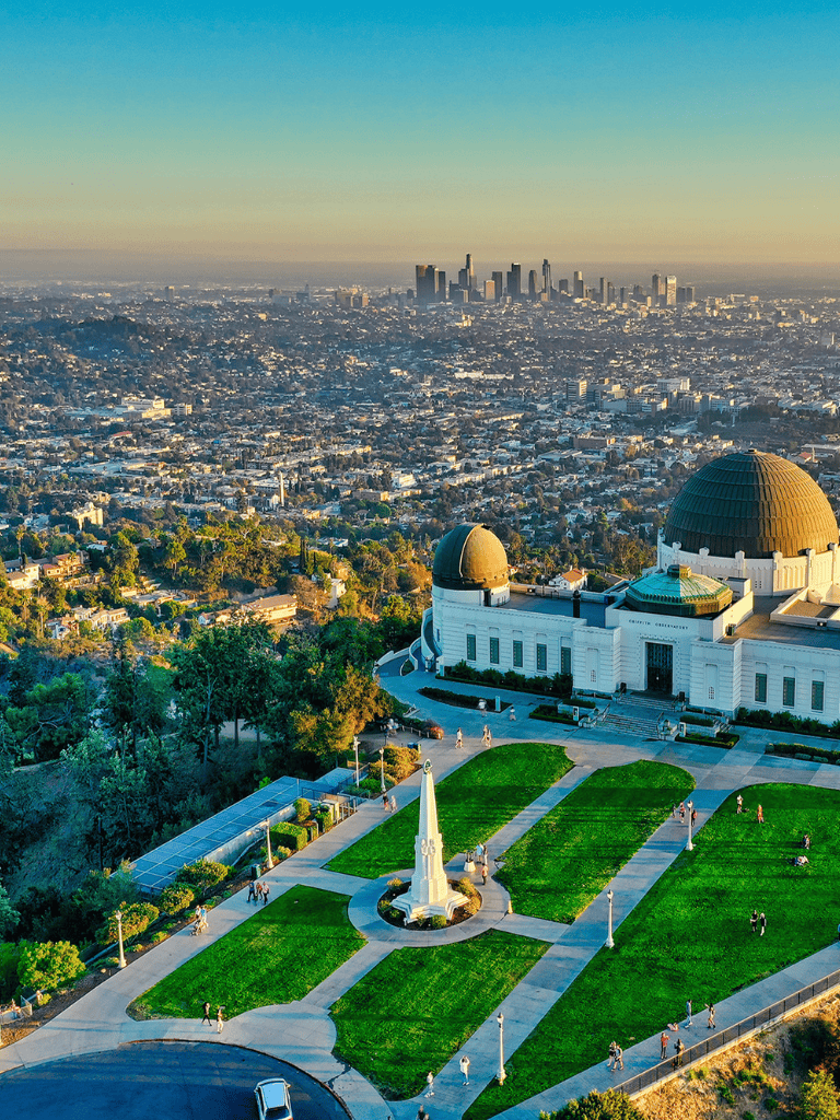 B立사진, 야경이 아름다운 LA의 그리피스 천문대와 도시 전경, 관광명소 및 야외 관측 공간 강조.
