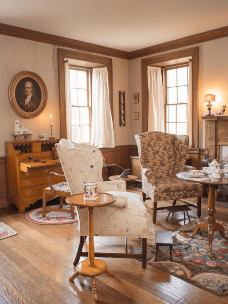 Cozy vintage living room with antique furniture and warm lighting, perfect for relaxation and reading.