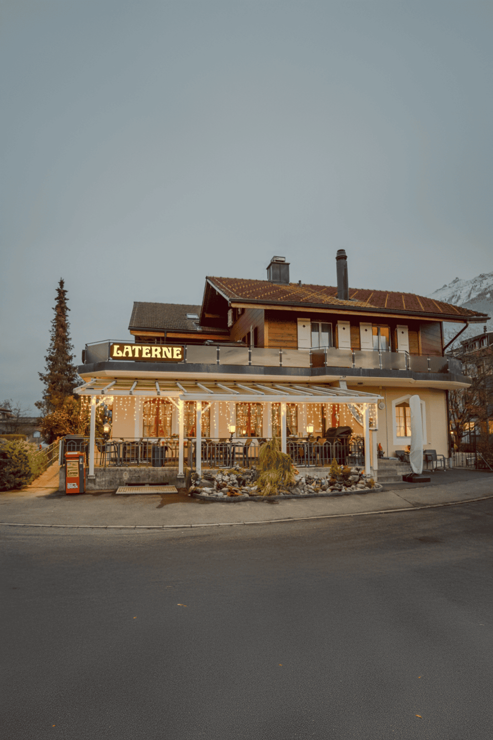 Cozy mountain restaurant with illuminated outdoor seating area, ideal for tourists exploring QuestForDirections.