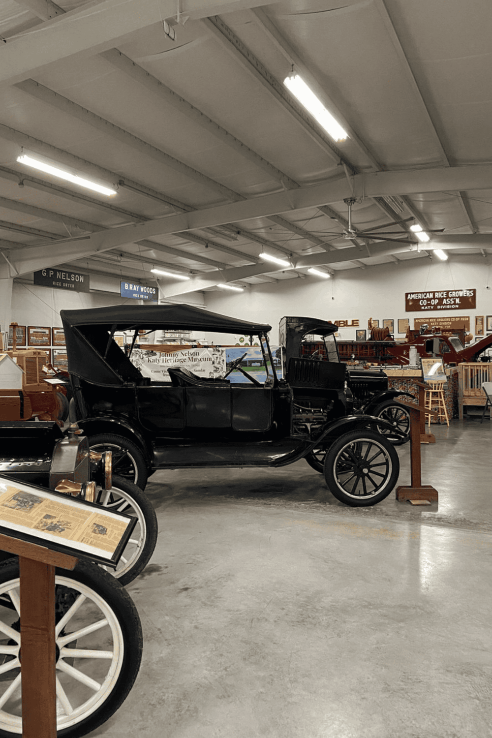 Vintage automobile exhibit at Katy Heritage Museum showcasing historic cars and 자동차 역사 in Texas.