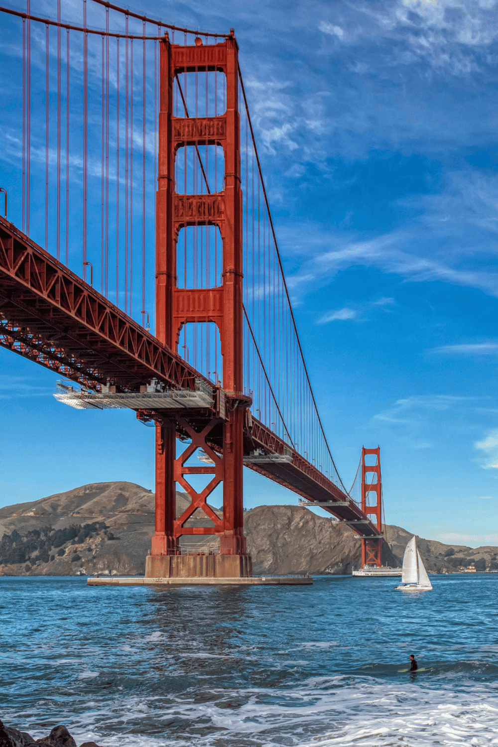 Seamless Golden Gate Bridge in San Francisco with scenic bay views and sailing boats.