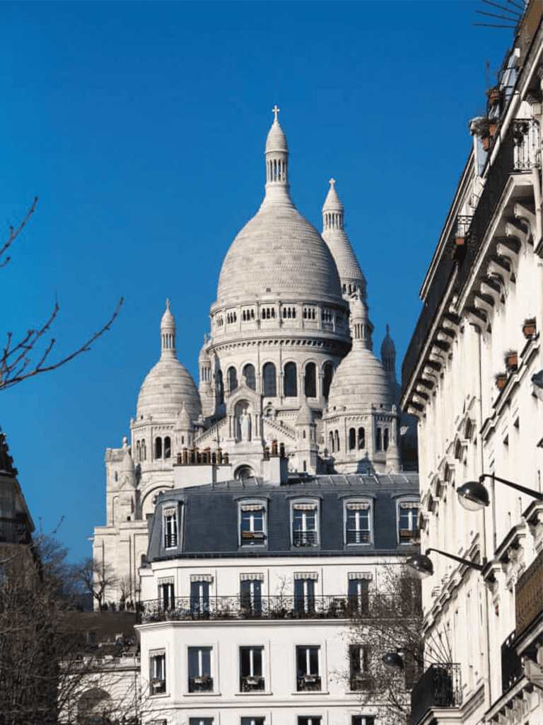 Stunning view of Sacré-Cœur Basilica in Paris against a clear blue sky.