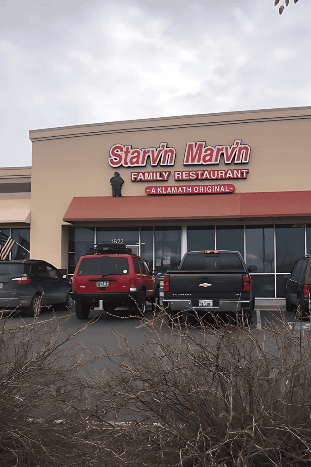 Family restaurant, Starvn Marvin, located in Klammath with parking lot and cars in front.
