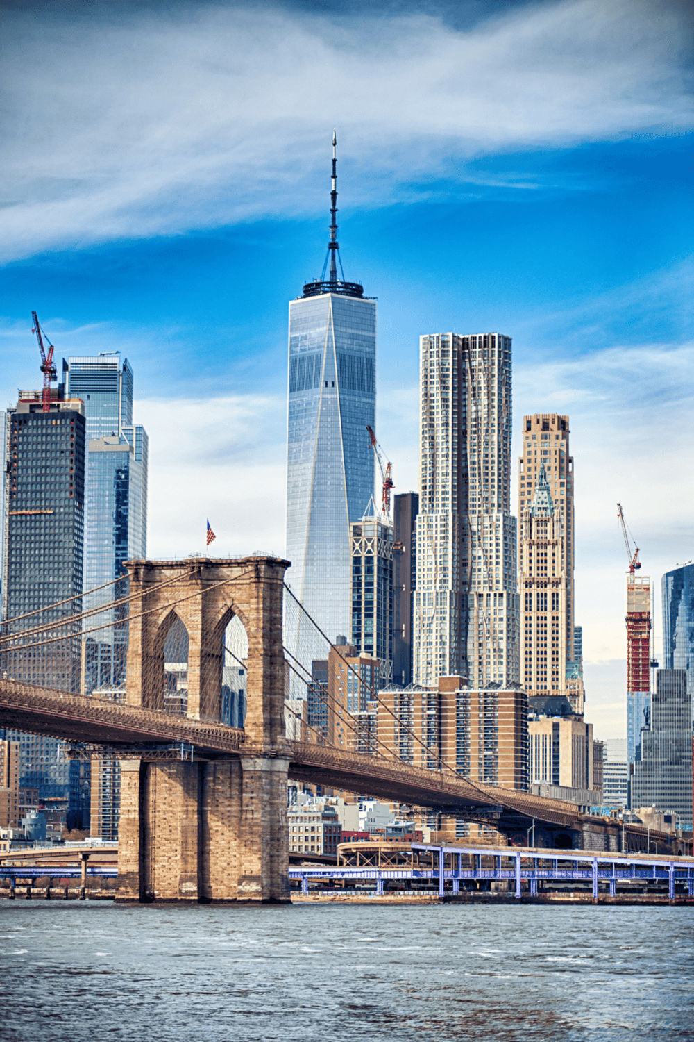 One World Trade Center and Brooklyn Bridge in Manhattan skyline, New York City.