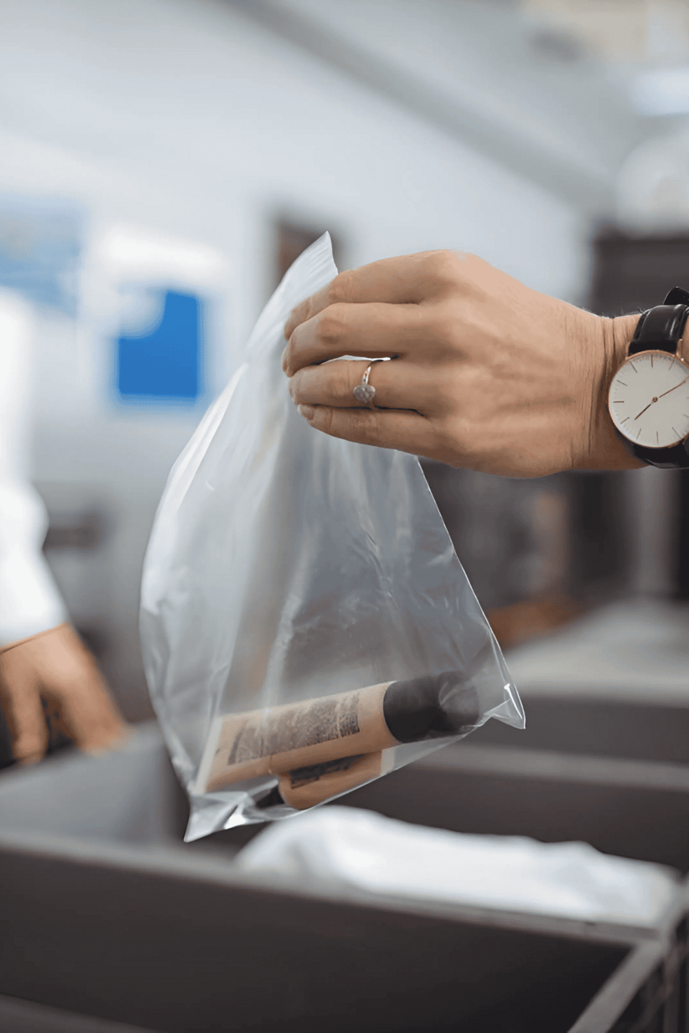 Disposable bag with rolled paper, quick food disposal, hygiene, sanitation, accessible.