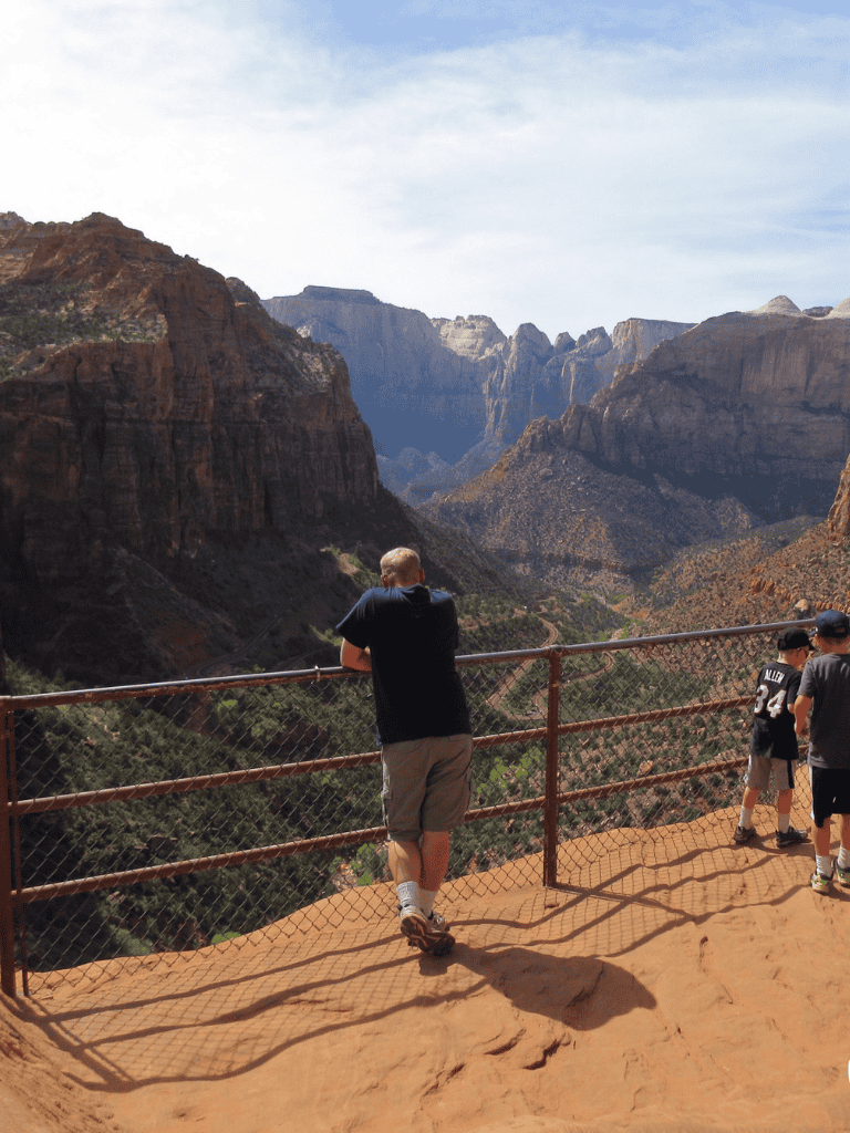 Breathtaking view of the Grand Canyon at a scenic lookout point, showcasing natural rock formations and stunning canyon vistas.
