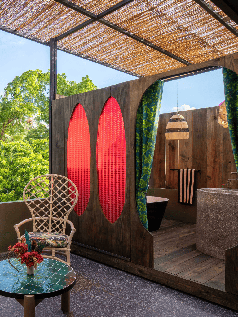 Cozy outdoor bathroom with tropical decor and natural elements, perfect for relaxing retreats.