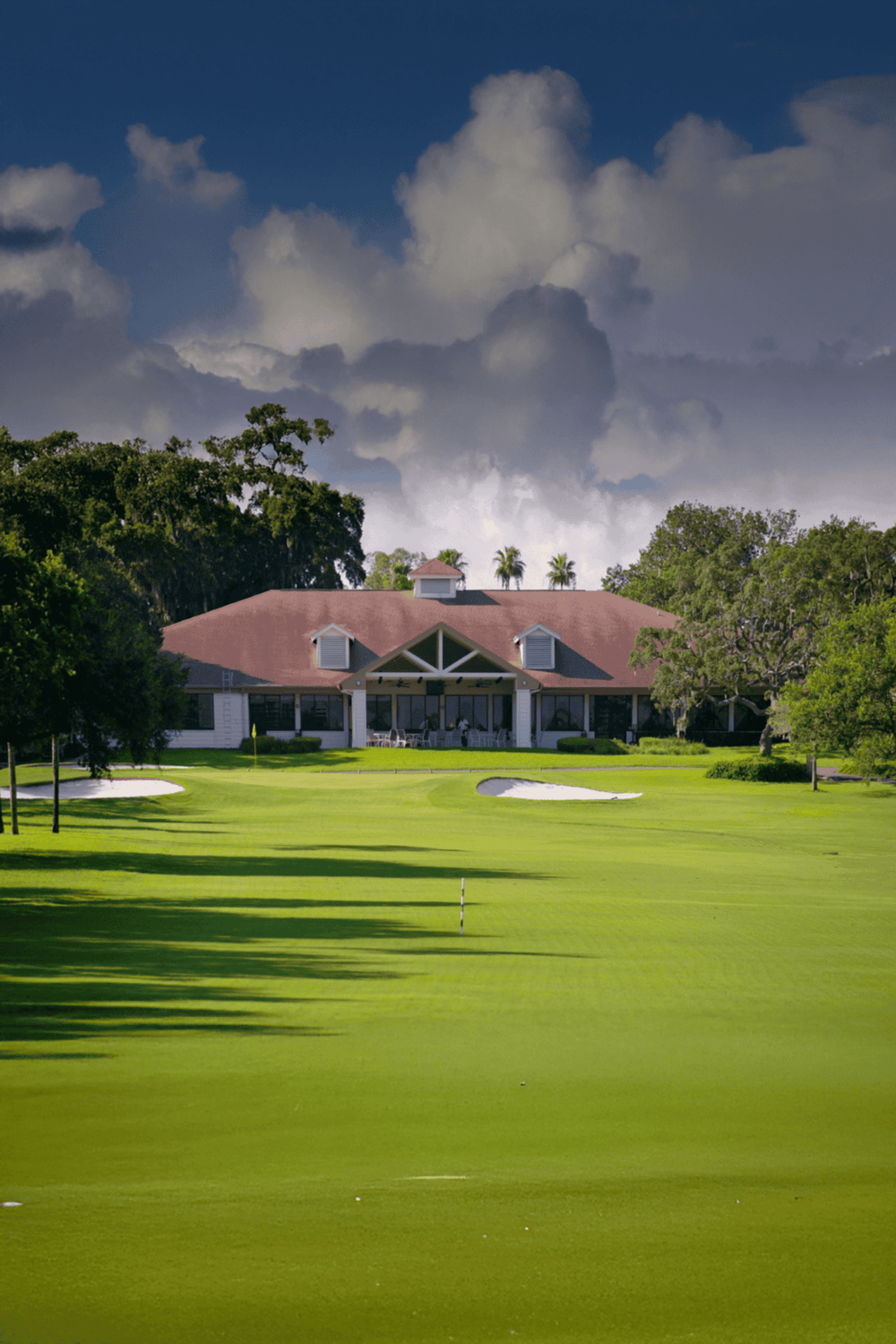 Beautiful golf course with clubhouse and lush greenery, scenic views, perfect for outdoor leisure and sports enthusiasts.