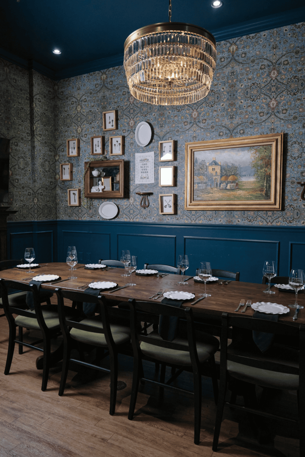 Elegant dining room with vintage decor and chandelier, ideal for a sophisticated restaurant experience.