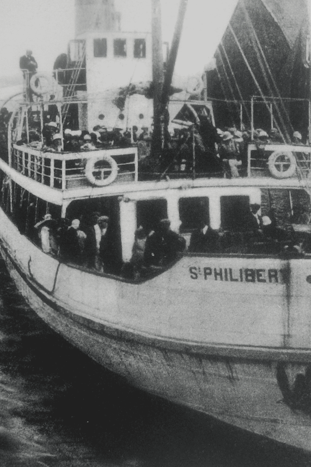 Vintage steamboat S'Philiber with passengers and crew, historical maritime transportation image.