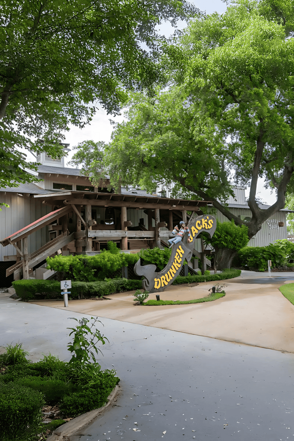 Vintage-style treehouse restaurant with lush greenery, perfect for family dining and outdoor adventures.
