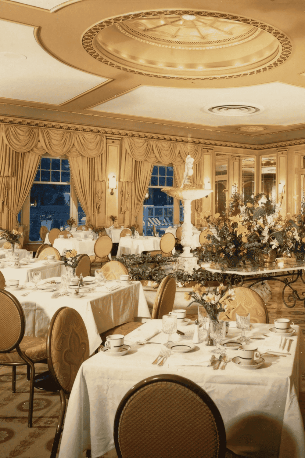 Elegant banquet hall with luxurious decor and classic chandelier lighting.