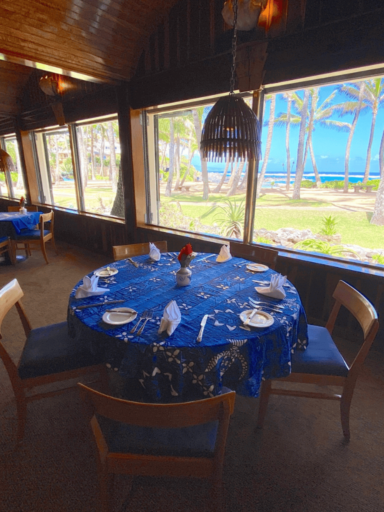 Vibrant tropical restaurant with ocean view,海景餐厅, perfect for beachside dining.