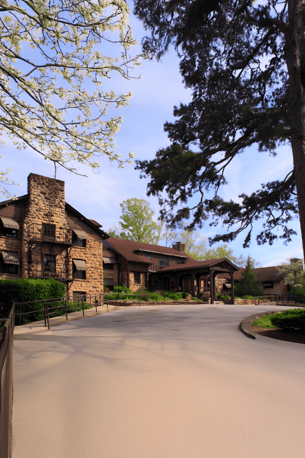 Secluded mountain lodge surrounded by trees and nature, perfect for outdoor retreats and relaxation.