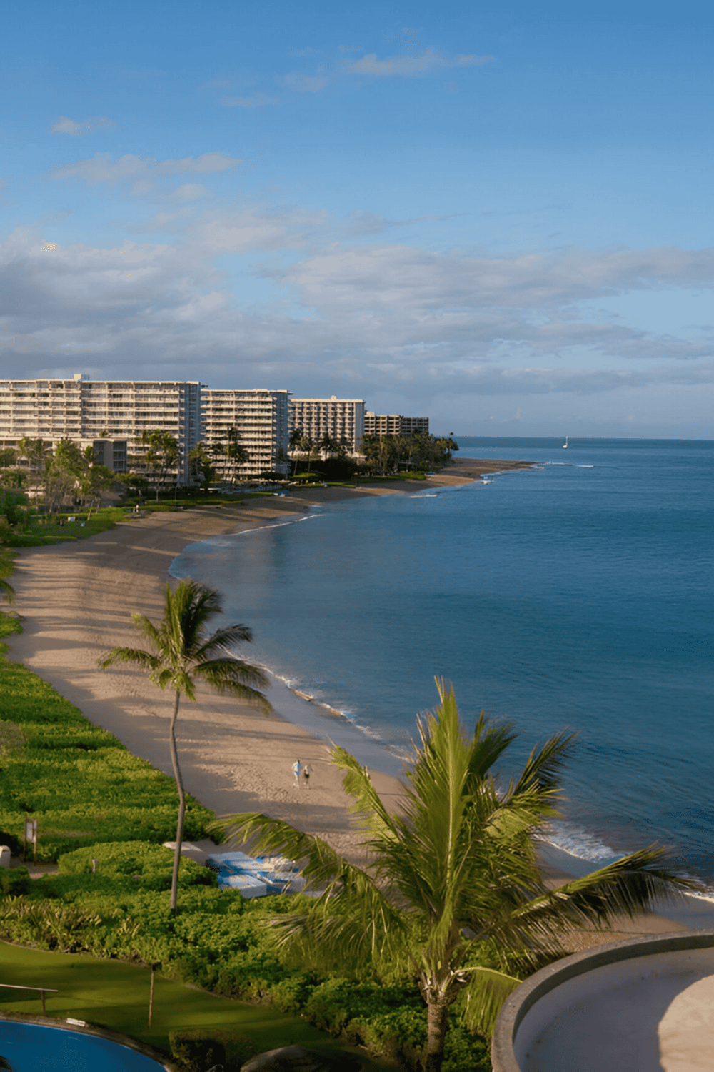 Stunning beachfront hotel and resort in Hawaii with ocean views and tropical scenery.