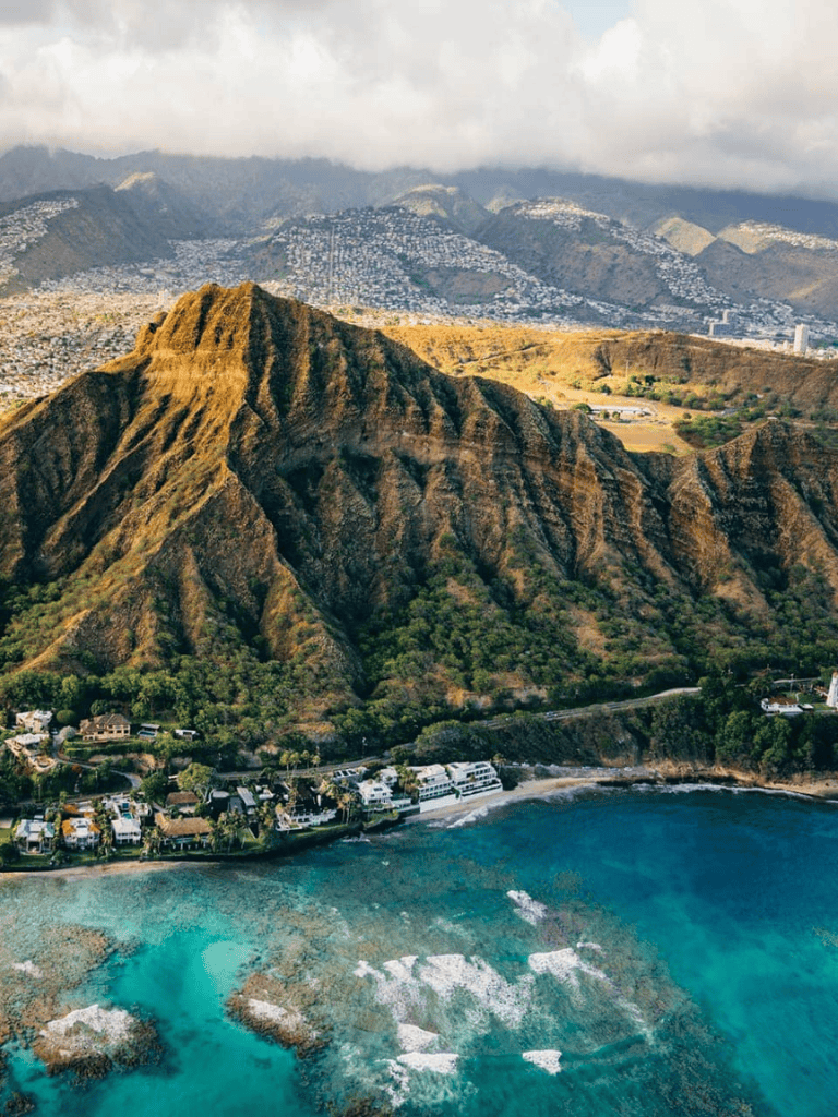 Breathtaking mountain and ocean view in Honolulu, Hawaii, showcasing iconic landscapes and scenic beauty.